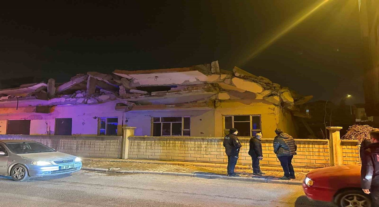 Malatyada hasarlı 4 katlı bina çöktü