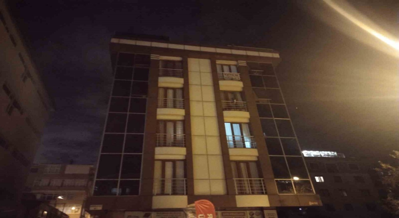 Maltepede cinnet getiren şahsı polis etkisiz hale getirdi
