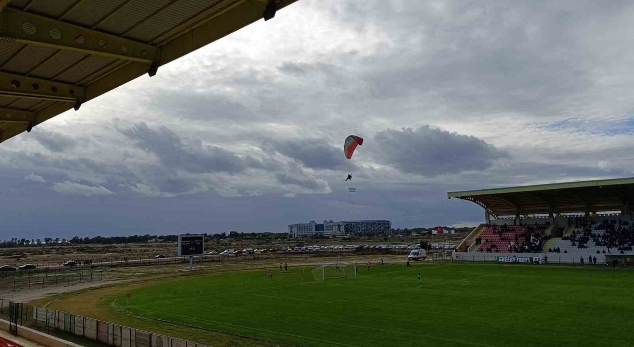 Manavgat Stadında paramotor gösterisi