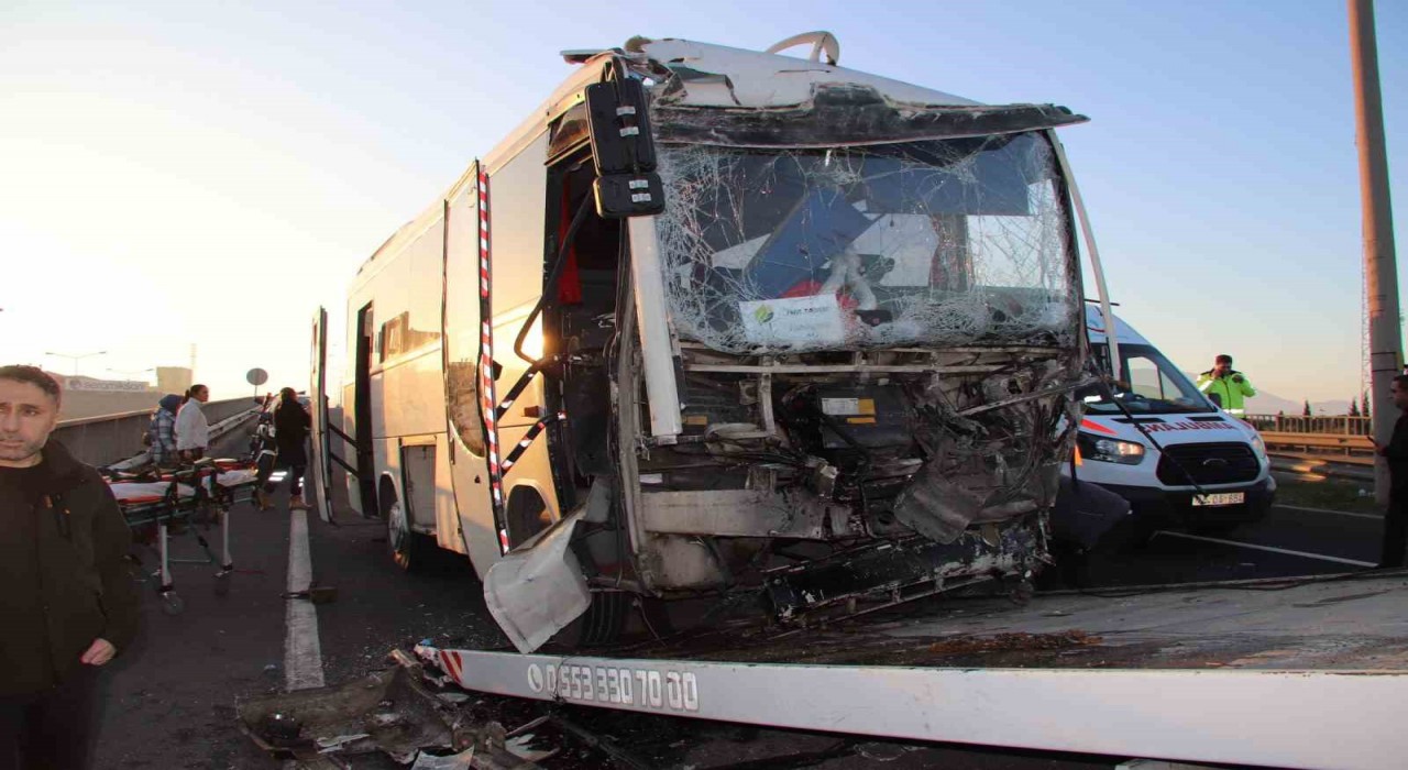 Manisada işçi servisi tıra çarptı: 22 yaralı