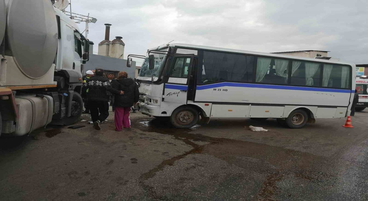 Manisada süt kamyonu ile servis minibüsü çarpıştı: 9 yaralı