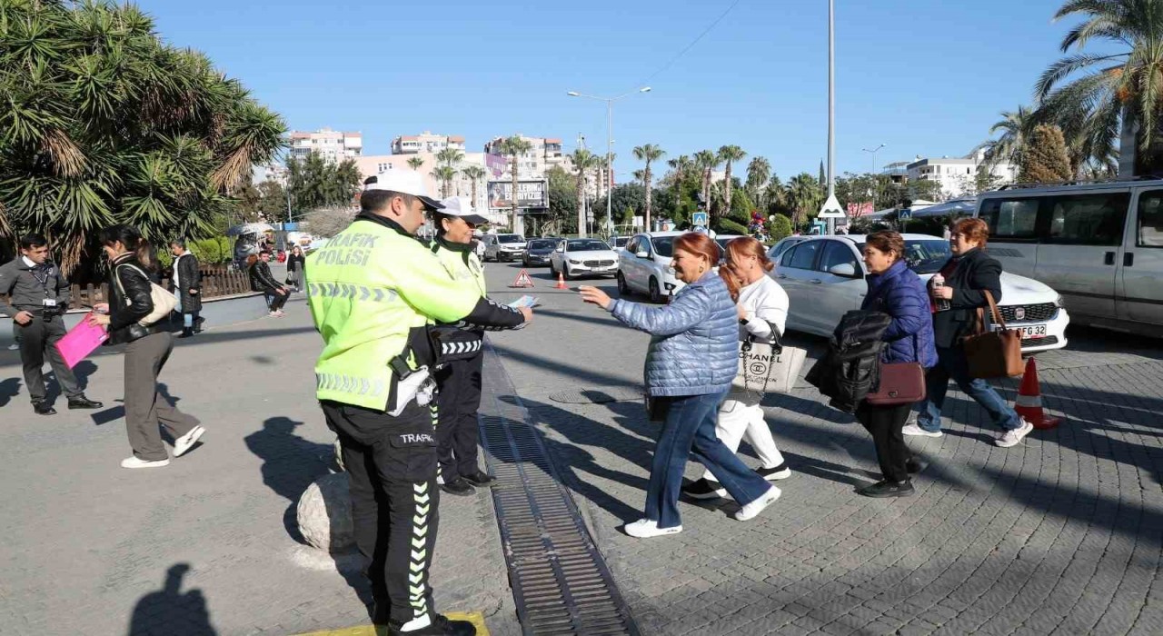 Mersinde vatandaşlar trafik konusunda bilgilendiriliyor