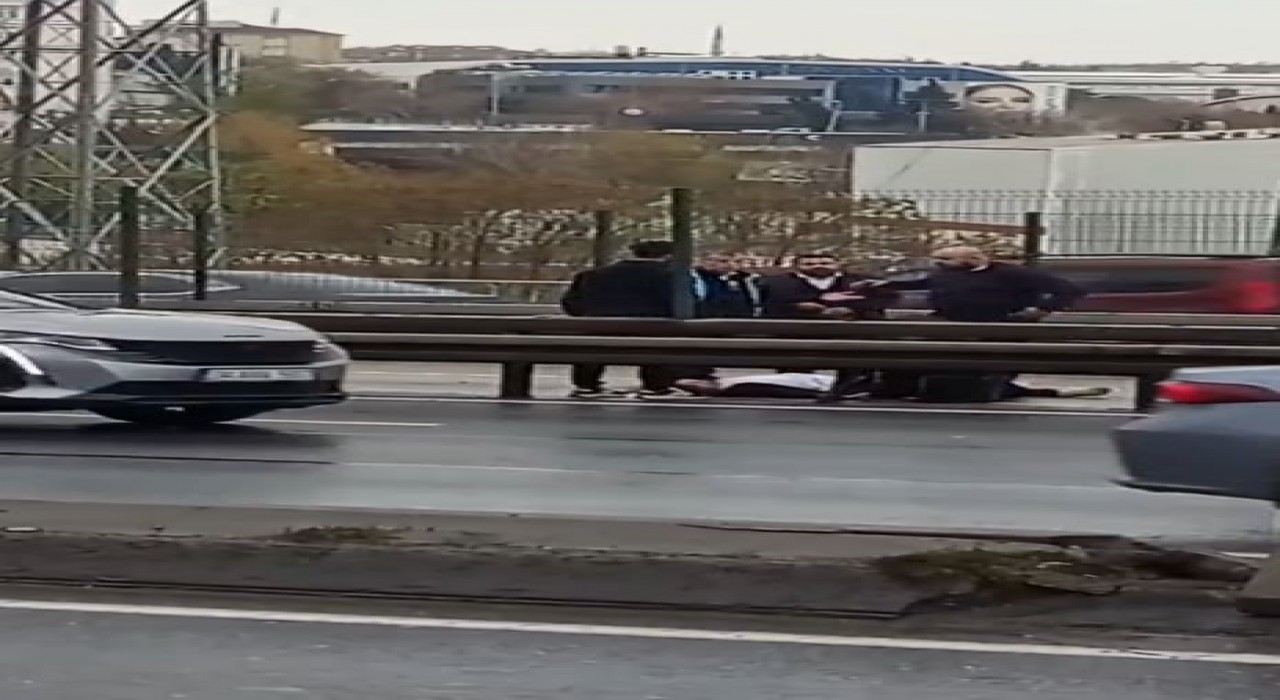 Metrobüs yolunda korkutan kaza: Yolcu metrobüsten yola düştü