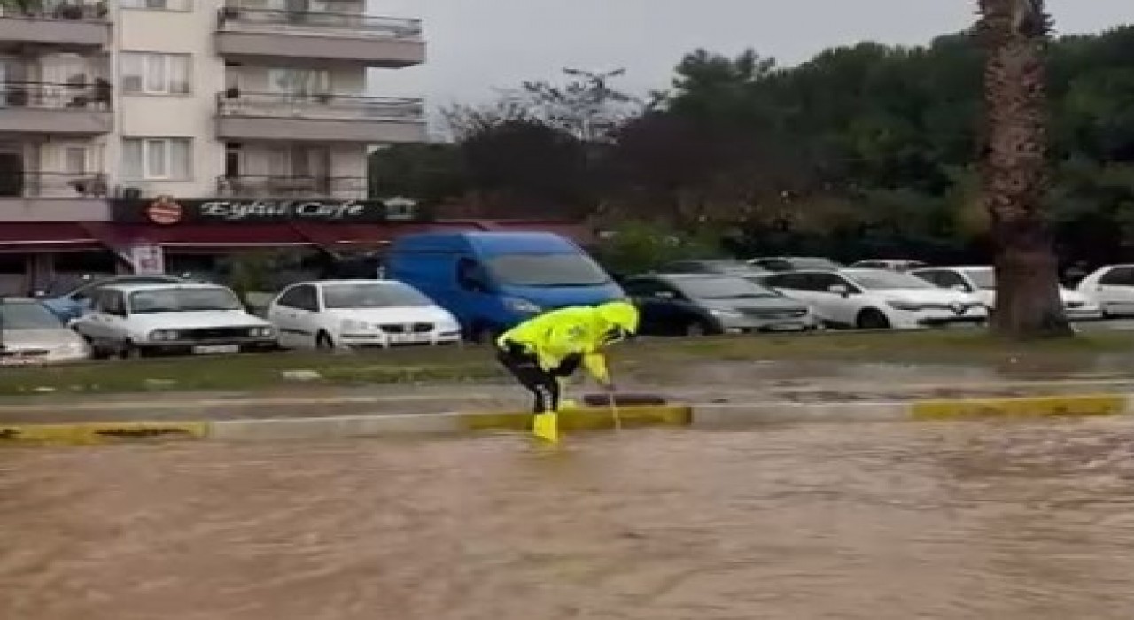 Milasta trafik ekipleri sağanak yağışta vatandaşların yardımına koştu