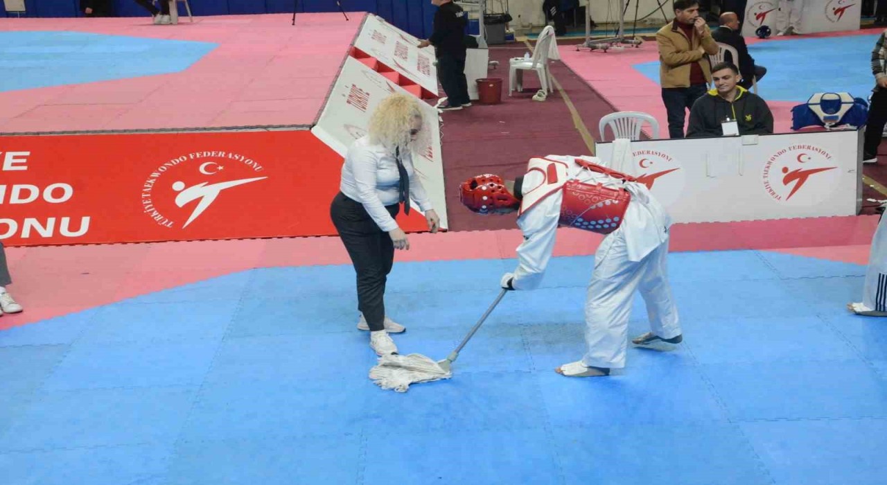 Milli sporcu müsabakayı bıraktı, piste paspas attı