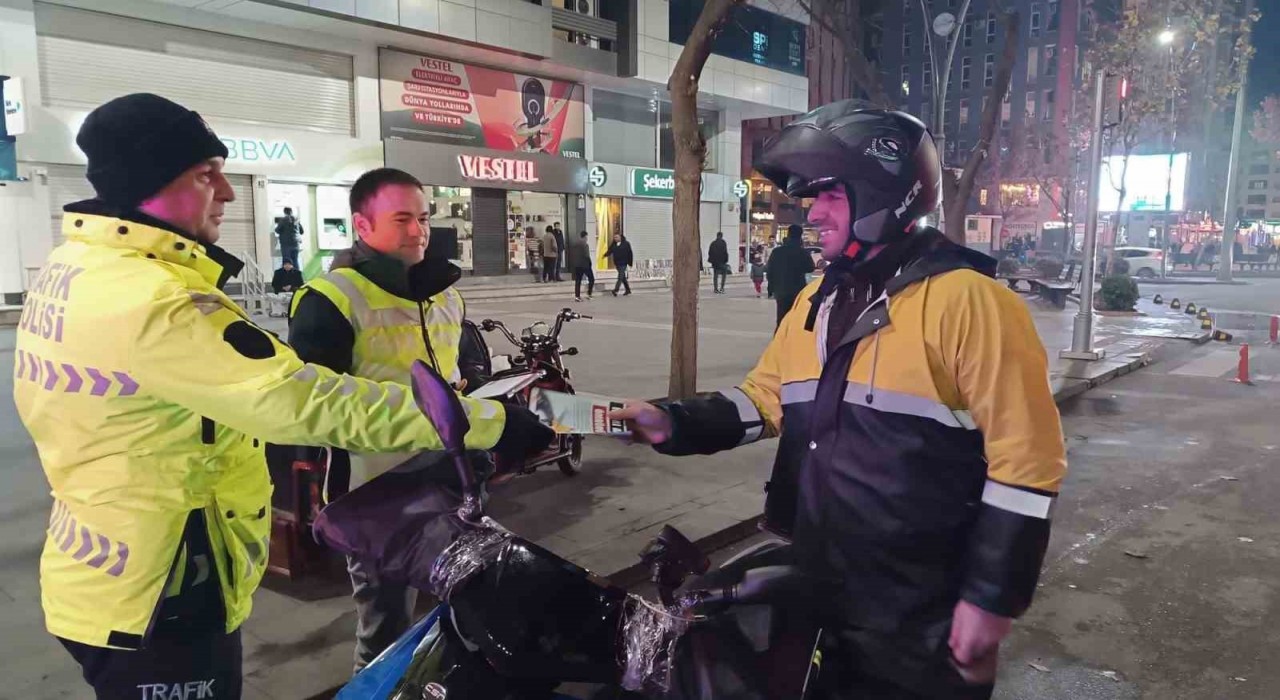 Motosiklet sürücülerine Hızını azalt ömrünü uzat broşürü dağıtıldı