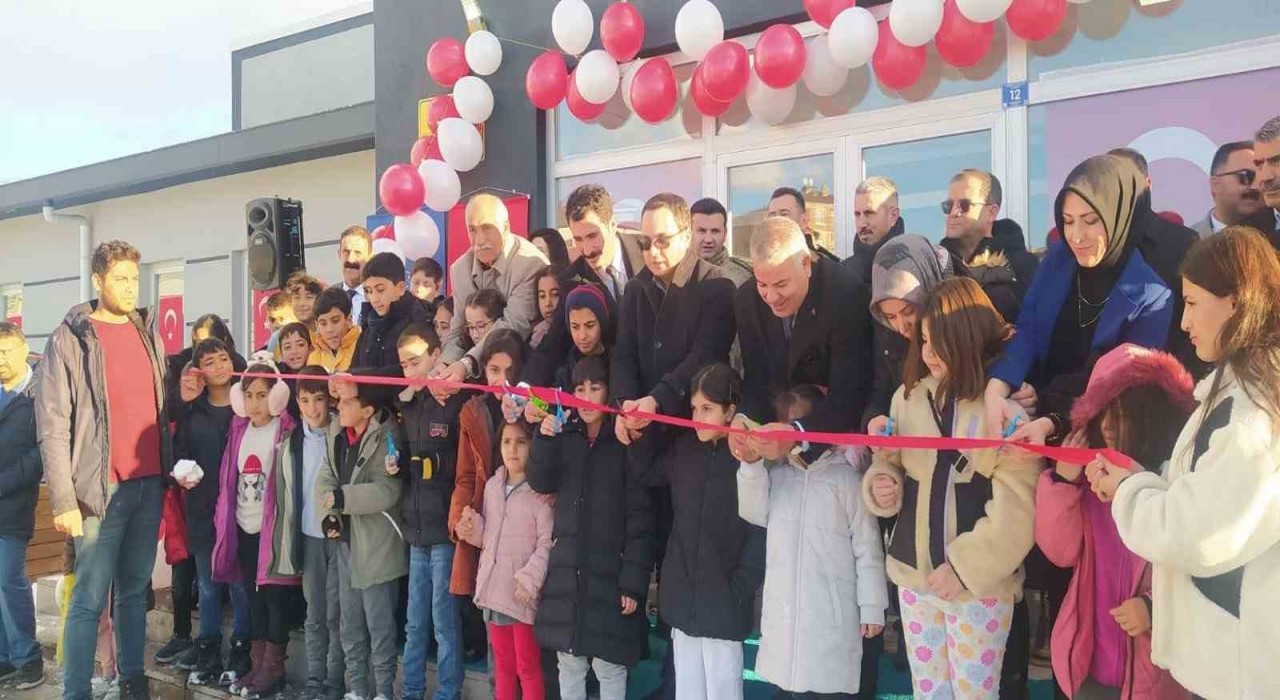 Muradiyede yarı olimpik yüzme havuzu hizmete girdi