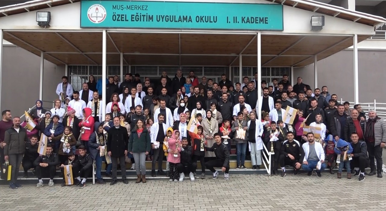 Muşspor Kulübü galibiyetini özel çocuklarla kutladı
