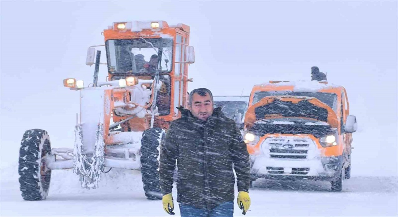 Muşta kar ve tipi nedeniyle mahsur kalan 10 araç kurtarıldı