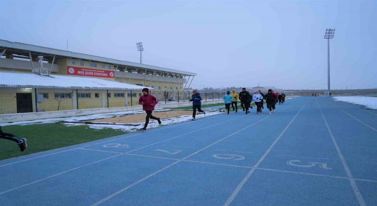 Muşta soğuk hava sporcuları durduramadı: Avrupa Kros Şampiyonası hazırlıkları sürüyor