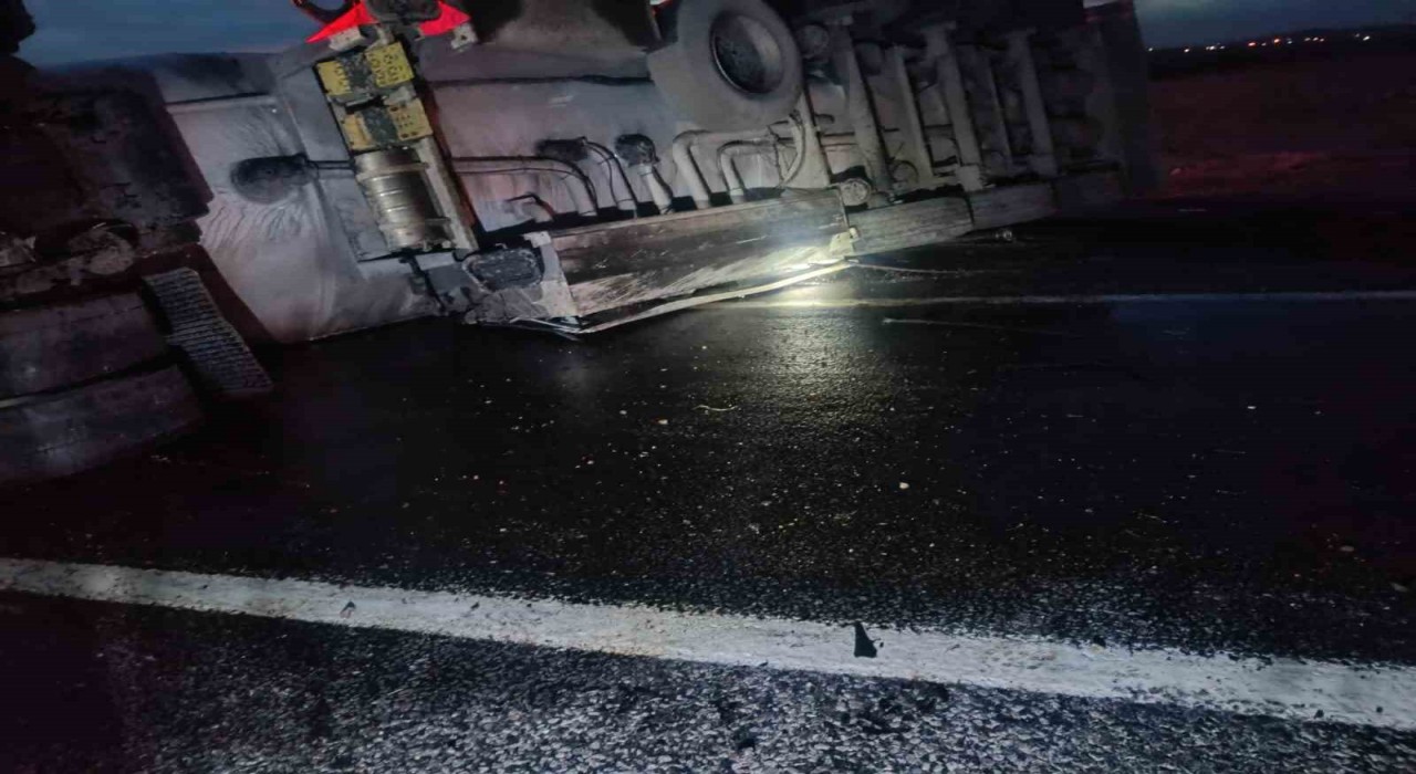 Niğde-Kayseri karayolunda akaryakıt tankeri devrildi: 1 yaralı
