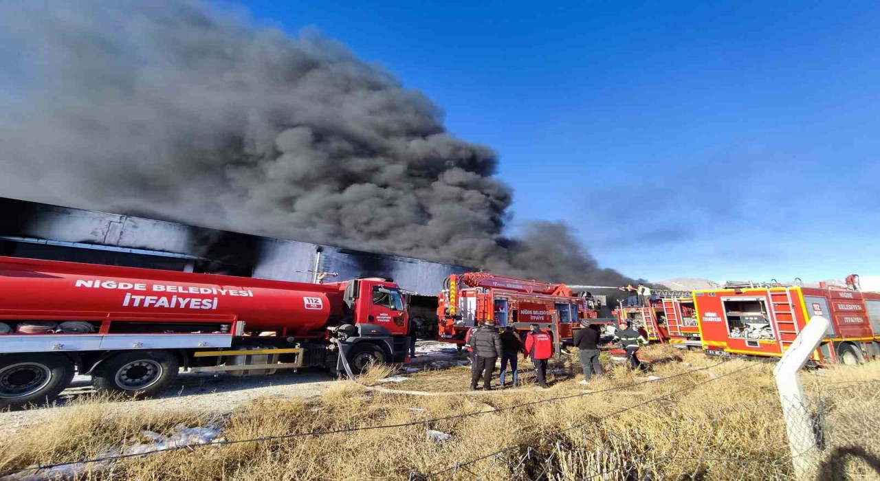 Niğdede fabrika yangını: Ekiplerin müdahalesi sürüyor