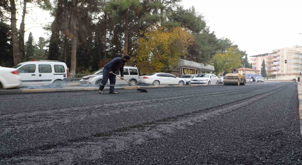 Nizip Belediyesi ekipleri yol yapımına devam ediyor