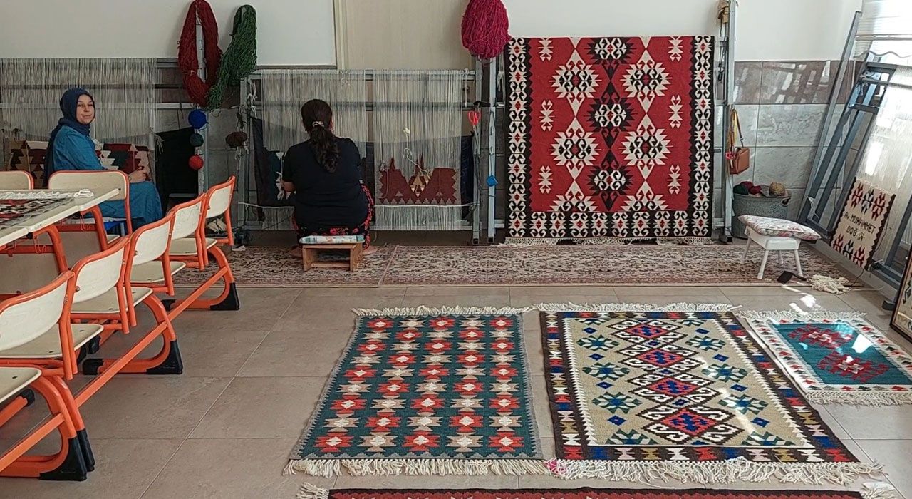 Osmaniye’de Kadınların Emeğiyle Yüzyıllık Kilim Geleneği Yaşatılıyor