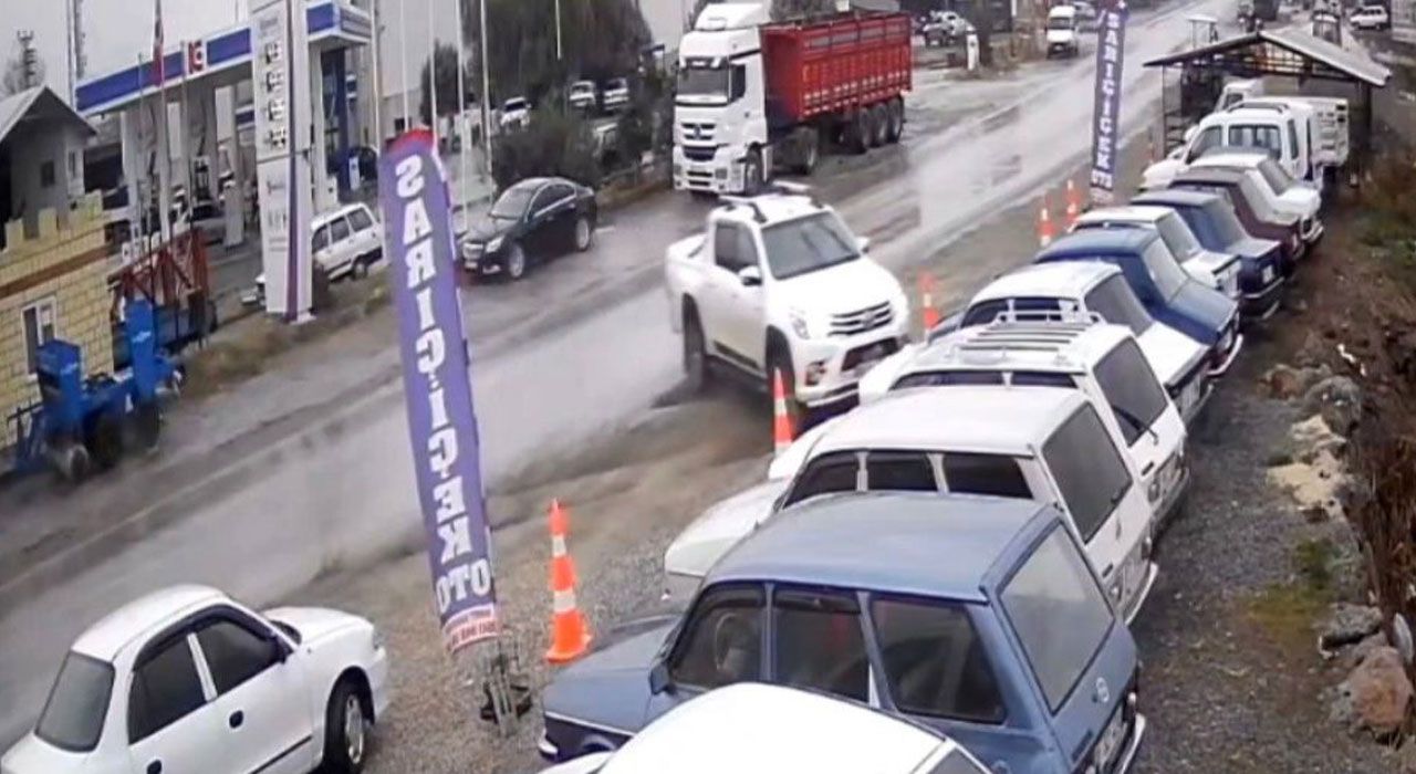 Osmaniye’de Pikap Yoldan Çıktı: 5 Otomobile Çarptı
