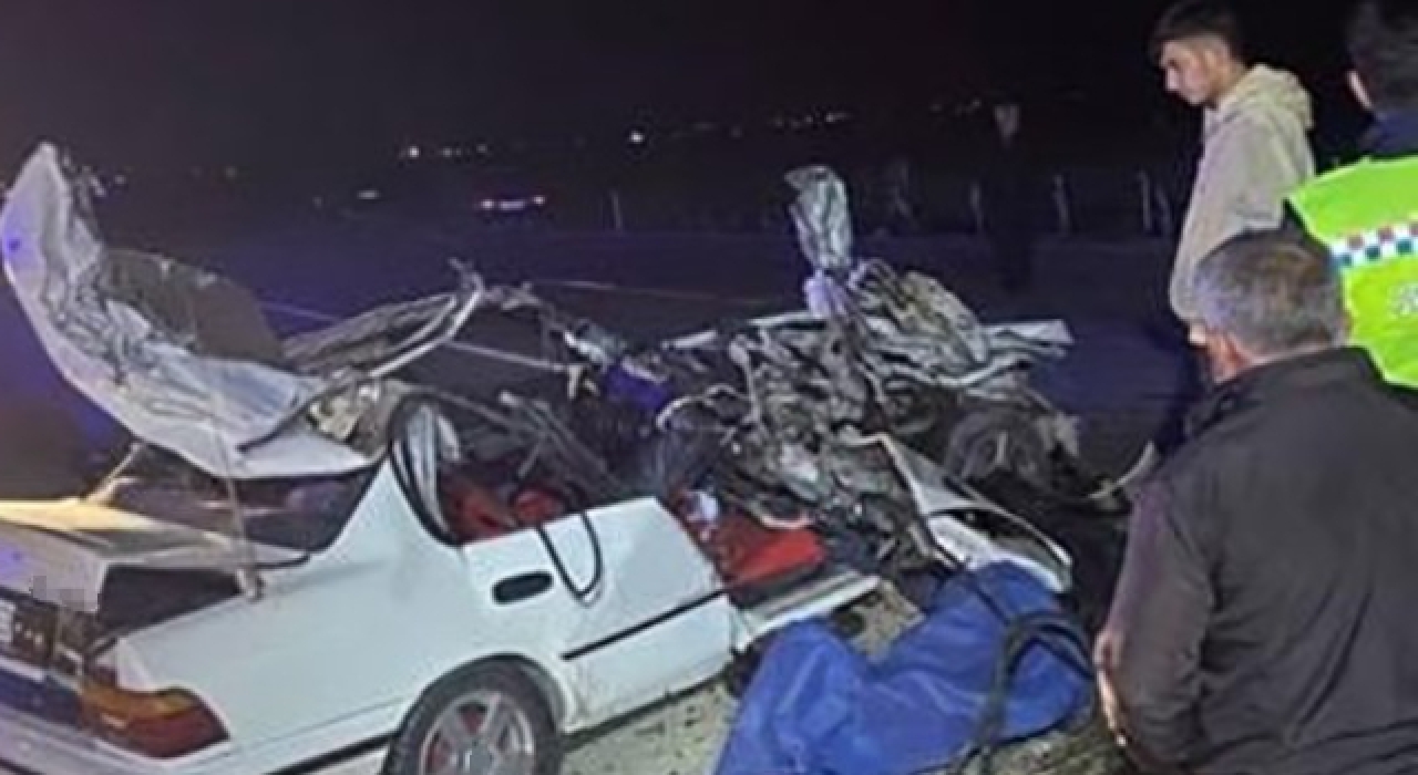 Otomobil traktöre arkadan çarptı: 1 ölü, 2 yaralı
