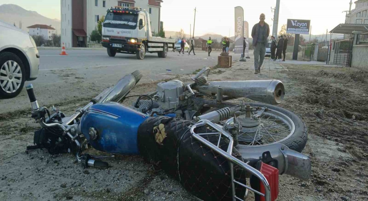Otomobile çarpan motosikletli yaralandı