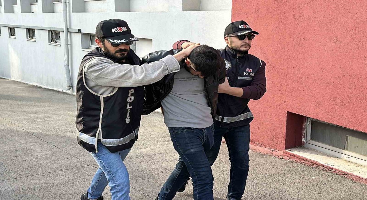 Otomobilin arka tampon ve ön konsol boşluğundan 50 silah çıktı