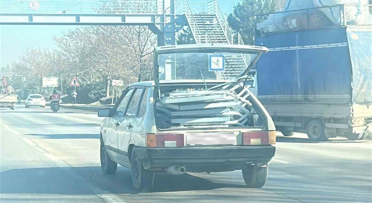 Otomobilin bagajındaki düzensiz yüklerle trafiği tehlikeye attı