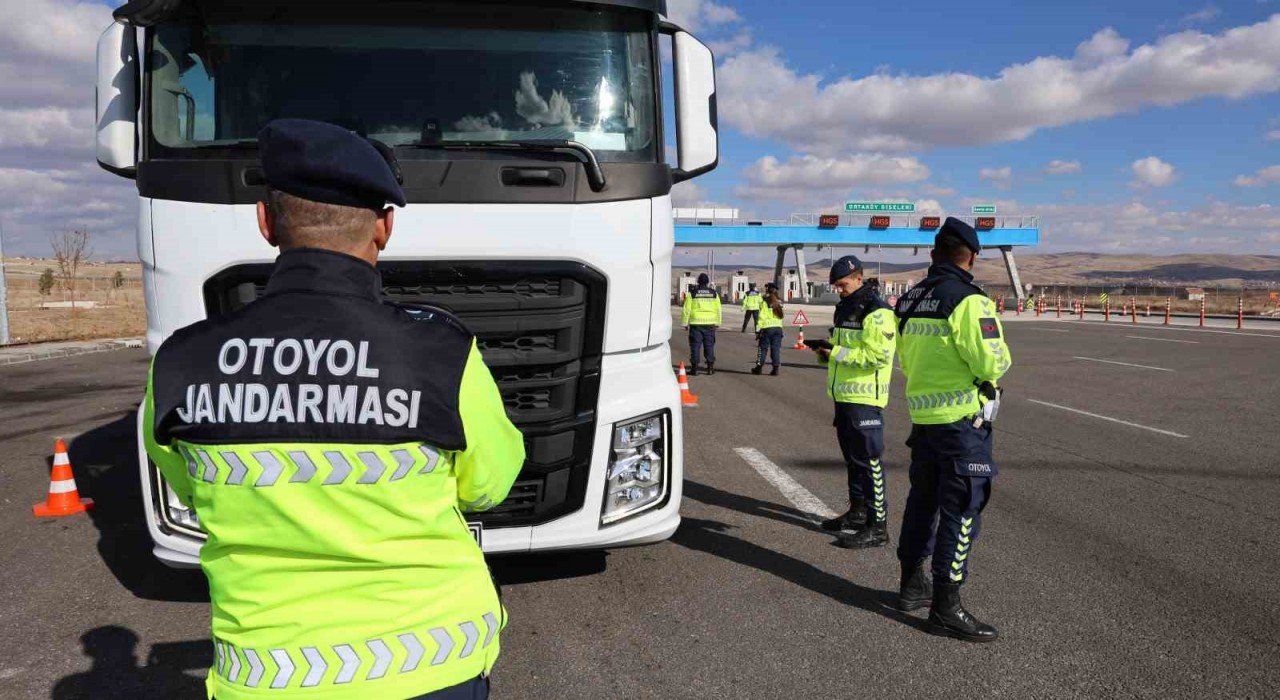 Otoyollar hem havadan hem de karadan jandarmaya emanet