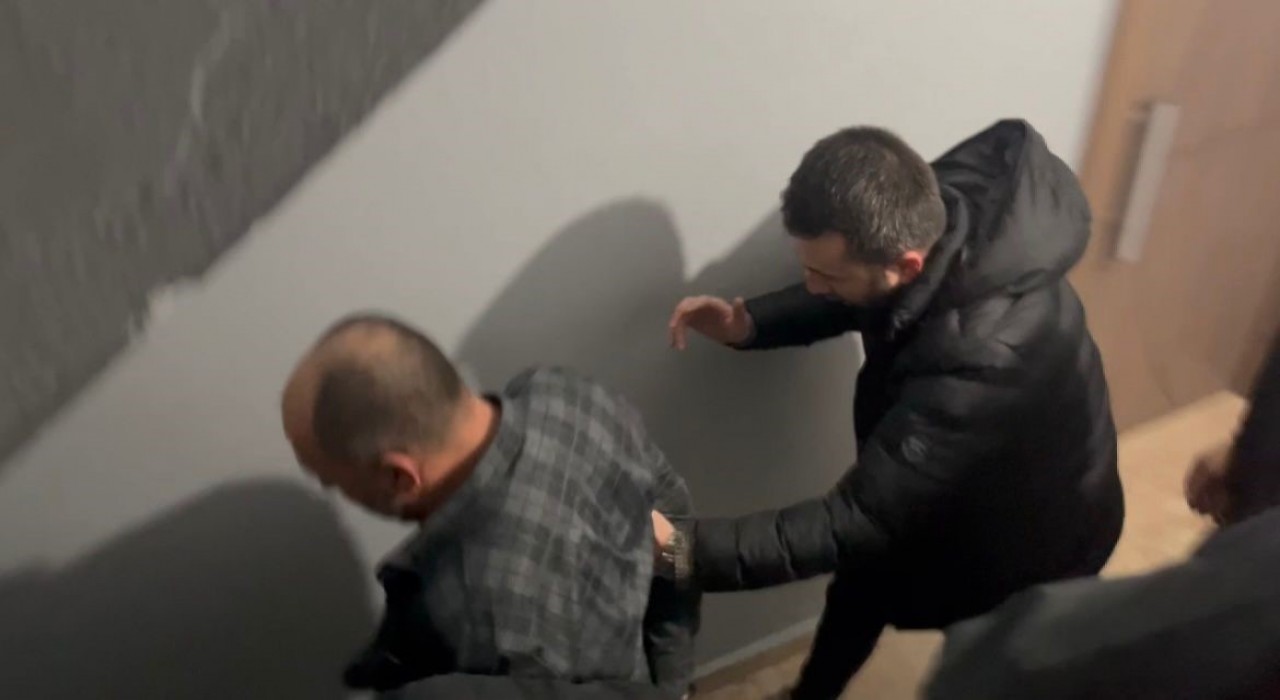 (Özel) Katil zanlısı ekipleri peşine taktı, çatıda nefes kesen operasyonla yakalandı