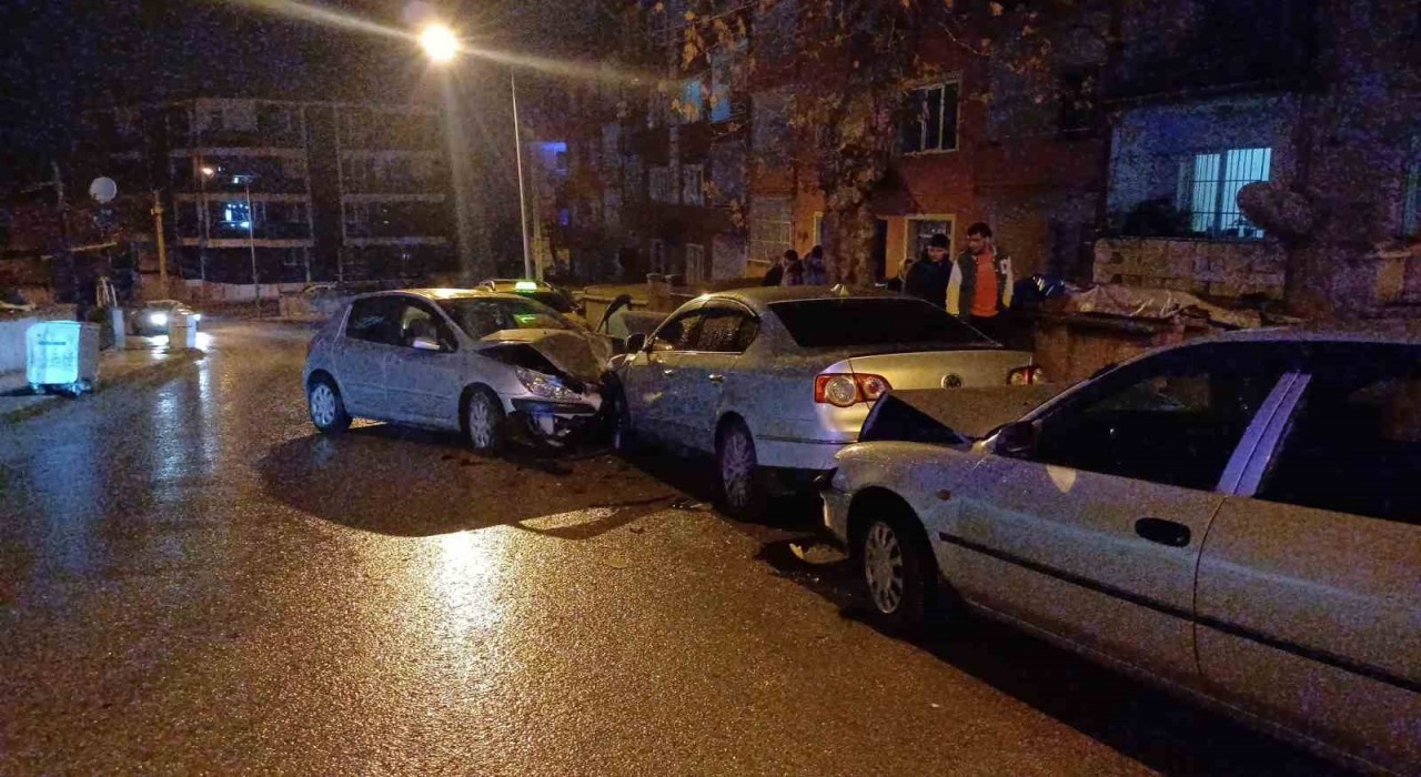 Park halindeki araçlara çarpıp kayıplara karıştı