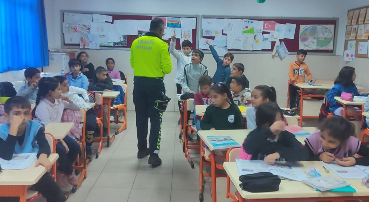 Polis Ekiplerinden Öğrencilere Güvenli Yaşam Eğitimi