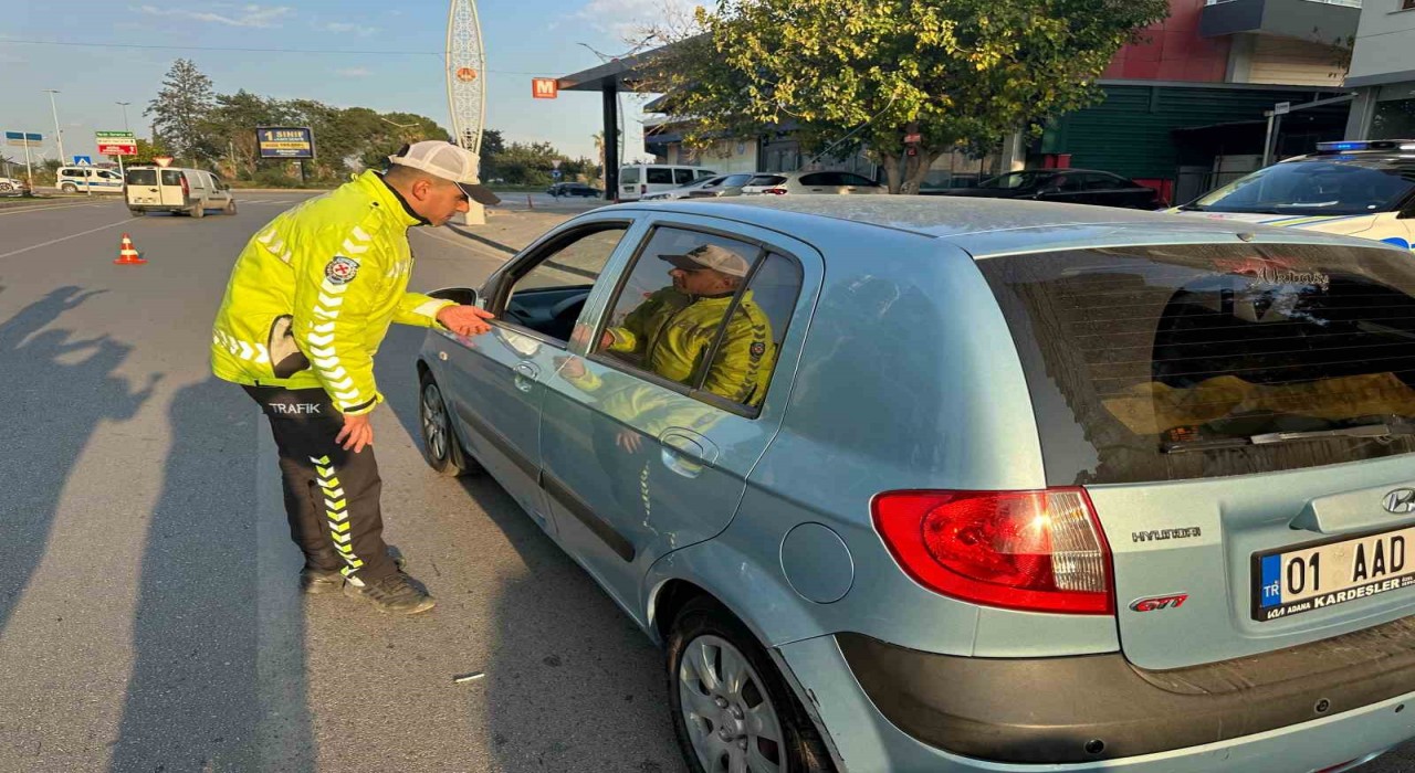 Polisten sürücülere akıllı kavşak bilgilendirmesi