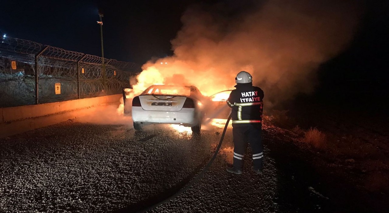 Reyhanlıda çıkan yangında otomobilde maddi hasar oluştu