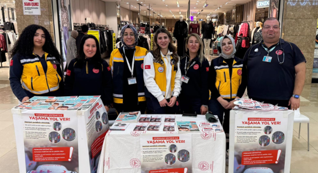 Sağlık Görevlileri AVM'de 'Yaşama Yol Ver' Kampanyasını Tanıttı