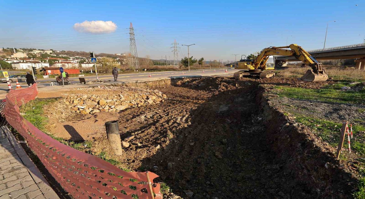 Sakaryada 1 milyar TLlik metrobüs hattı için ilk kazma vuruldu