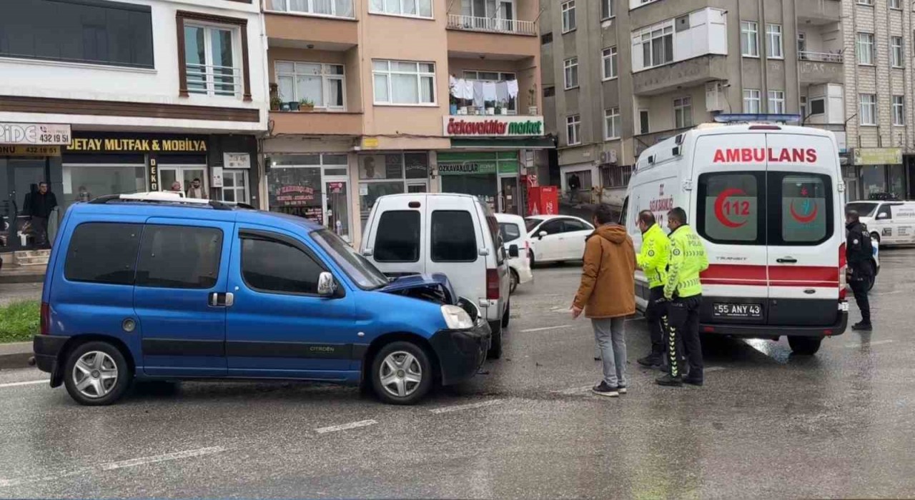 Samsunda iki ticari araç çarpıştı: 1 yaralı