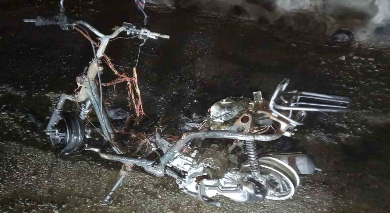 Samsunda seyir halindeki motosiklet yandı