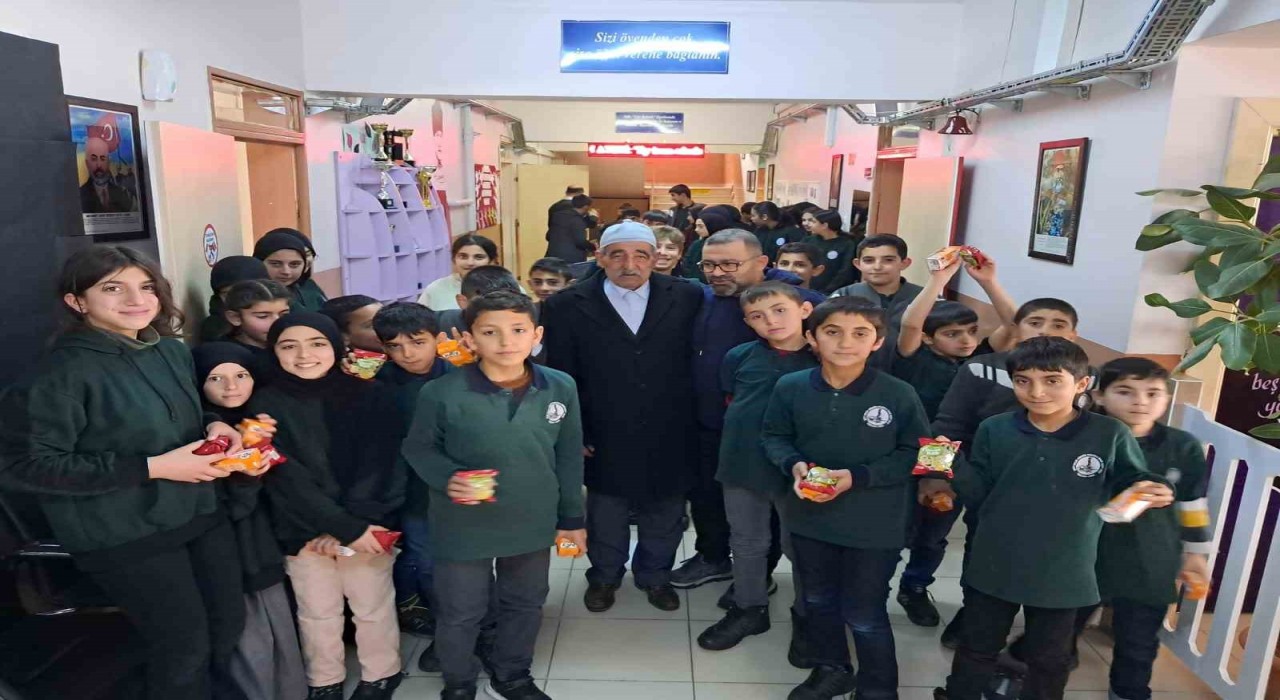 Şehit babası oğlunun isminin verildiği okulu ziyaret etti