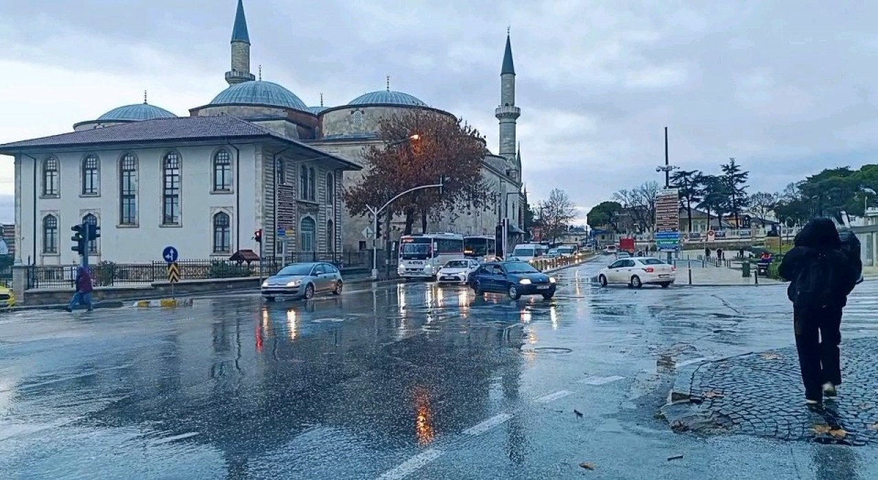 Şiddetli yağmur Edirnede hayatı olumsuz etkiledi