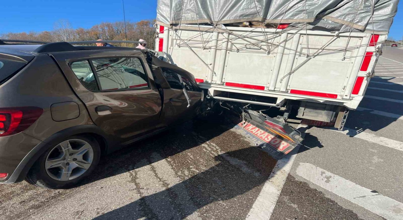 Sinopta otomobil kamyonun altına girdi: 1 yaralı