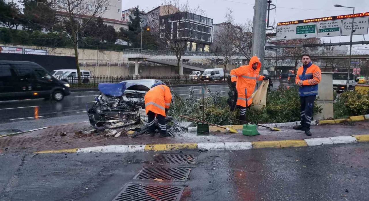 Şişlide kaza sonrası araçta yangın çıktı: 2 yaralı