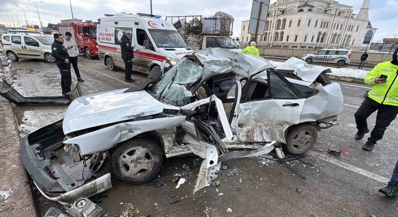 Sivasta tıra çarpan Fiat Tempra otomobil hurdaya döndü