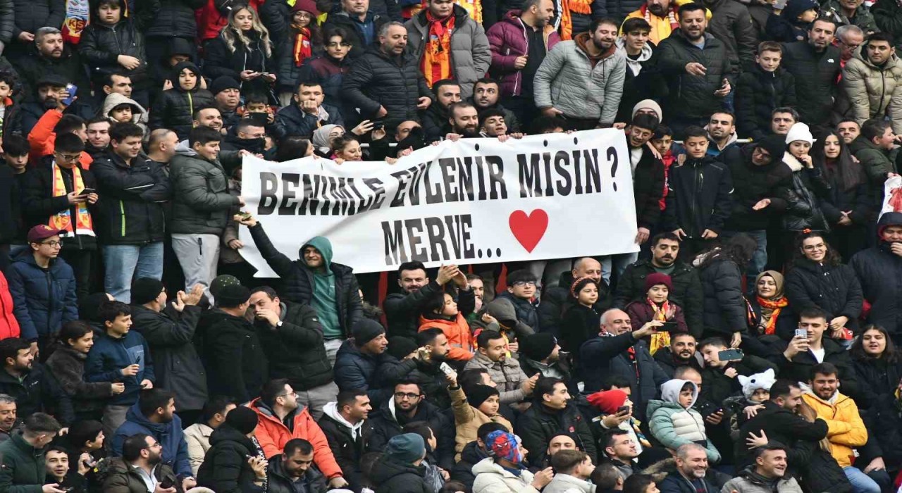 Stadyumda sürpriz evlilik teklifi
