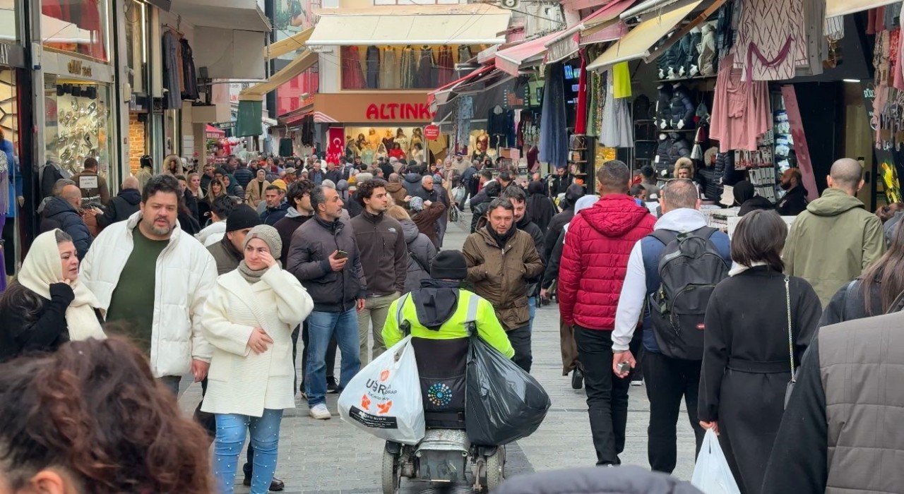 Sultanbeylide engelli seyyar satıcı emekli olma hayali ile yaşıyor