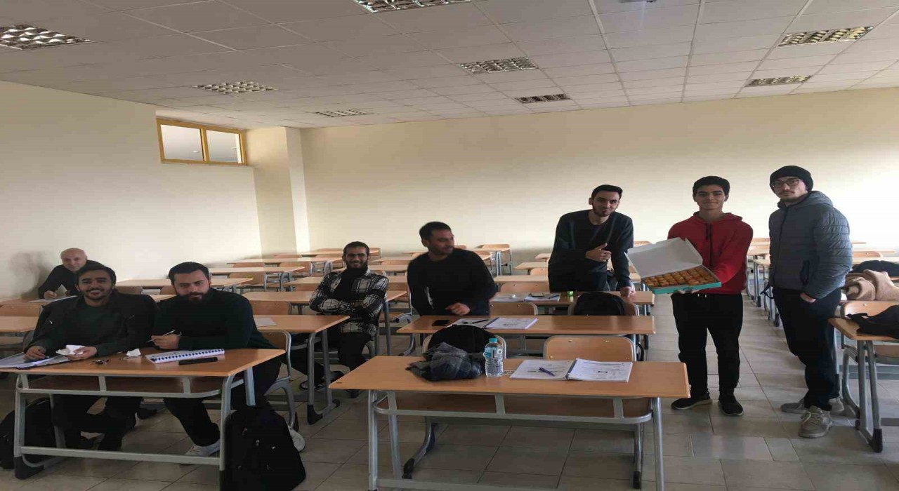 Suriyeli öğrenci, ülkesinin Esaddan kurtuluşunu sınıfta tatlı dağıtarak kutladı