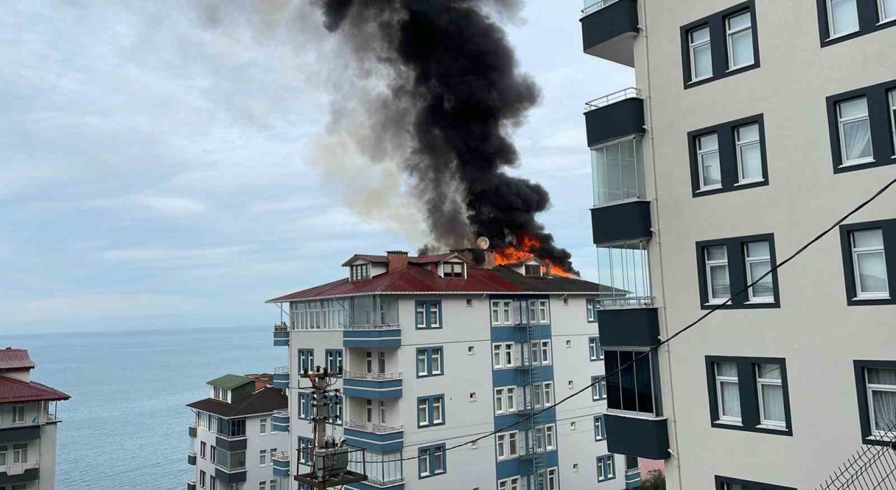 Sürmenede çatı yangını korkuttu