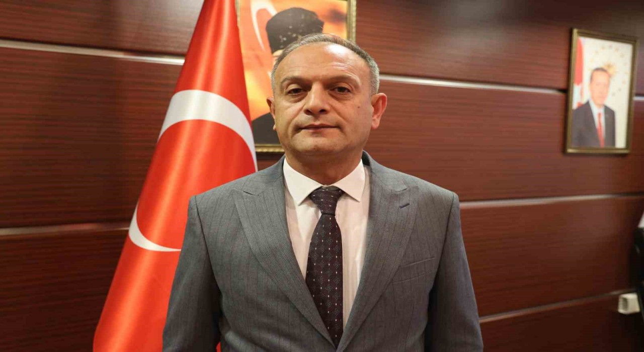 Sürücüler acil geçiş koridoru sağlayan ‘fermuar sistemini uygulayarak ambulansa yol verdi