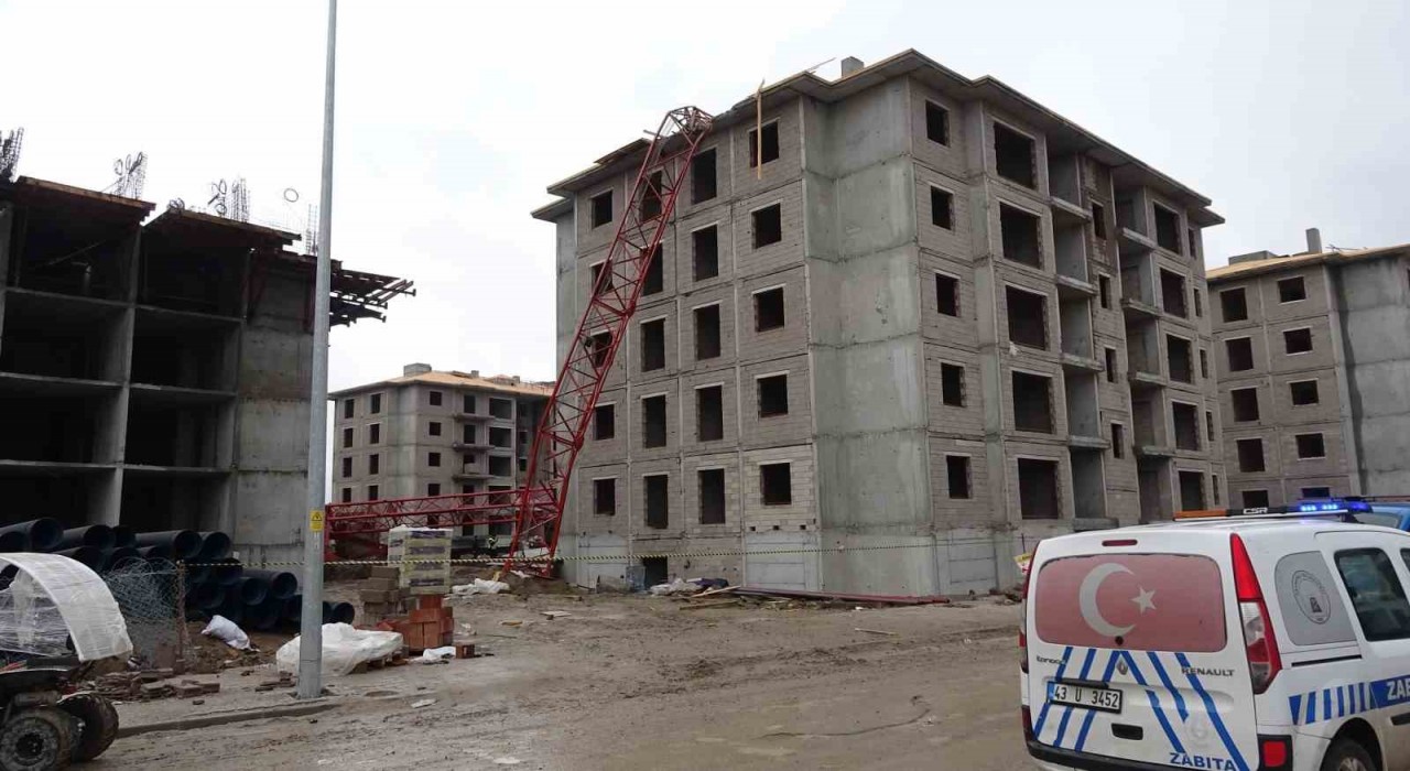 Tavşanlıda TOKİ inşaatında vinç kazası: 1 yaralı