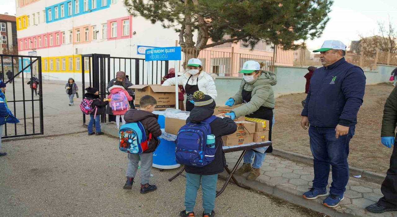 Tepebaşından çocuklara gıda desteği sürüyor