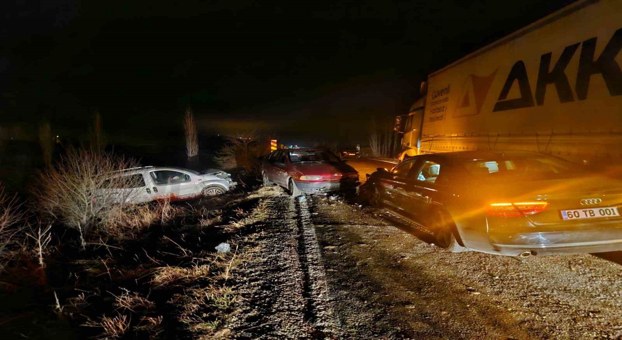 Tokat Belediye Başkanı Yazıcıoğlunun makam aracının da karıştığı kazada 7 kişi hafif yaralandı