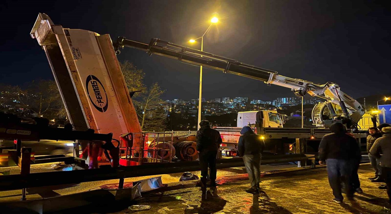 Trabzonda seyir halindeki kamyon damperi tabelaya çarptı