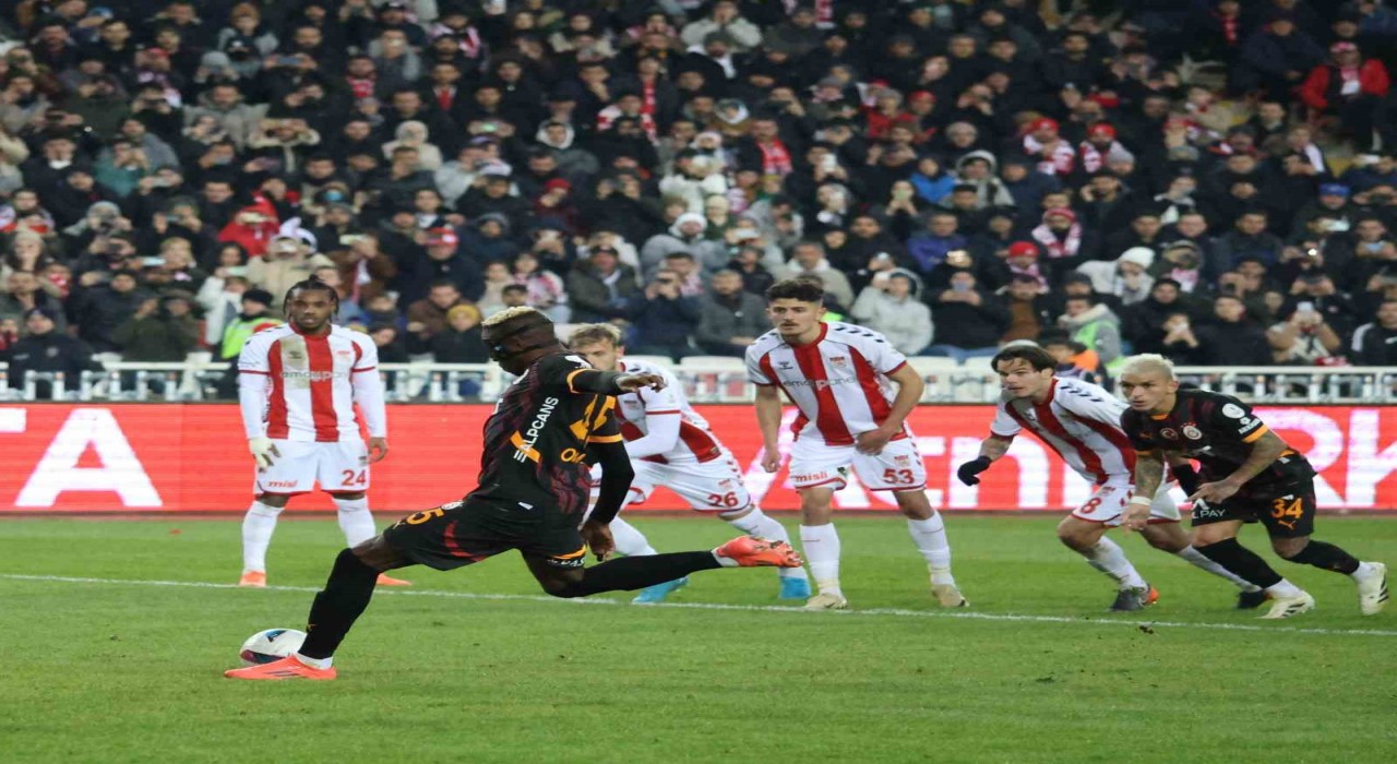 Trendyol Süper Lig: N.G. Sivasspor: 1 - Galatasaray: 2 (İlk yarı)