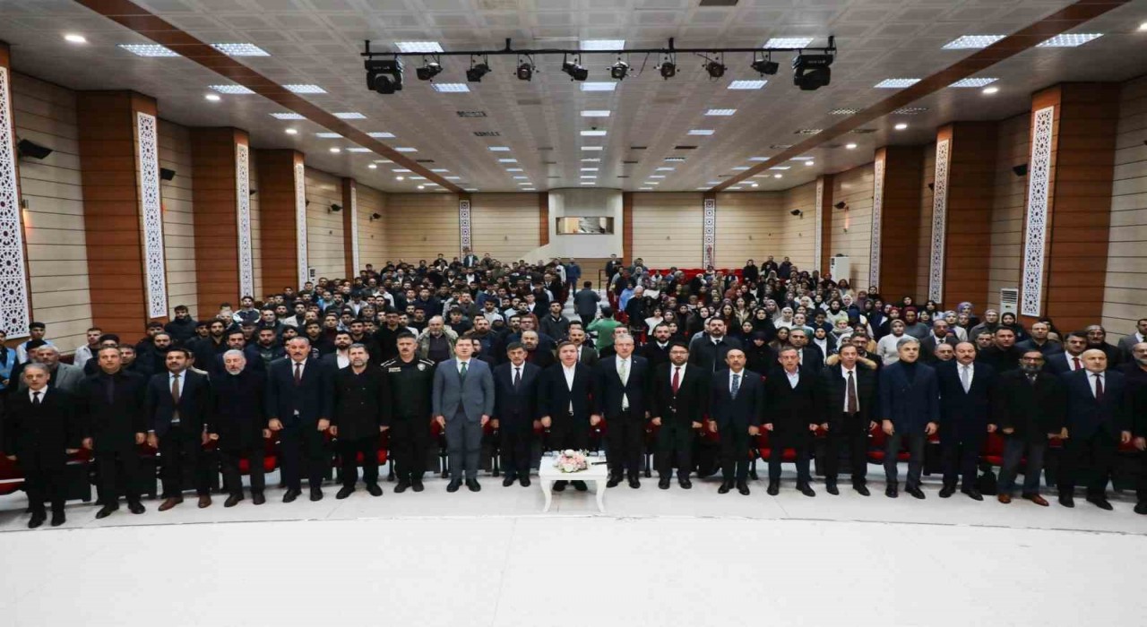 Umre ödüllü gençlik bilgi yarışmasında ödüller sahiplerini buldu