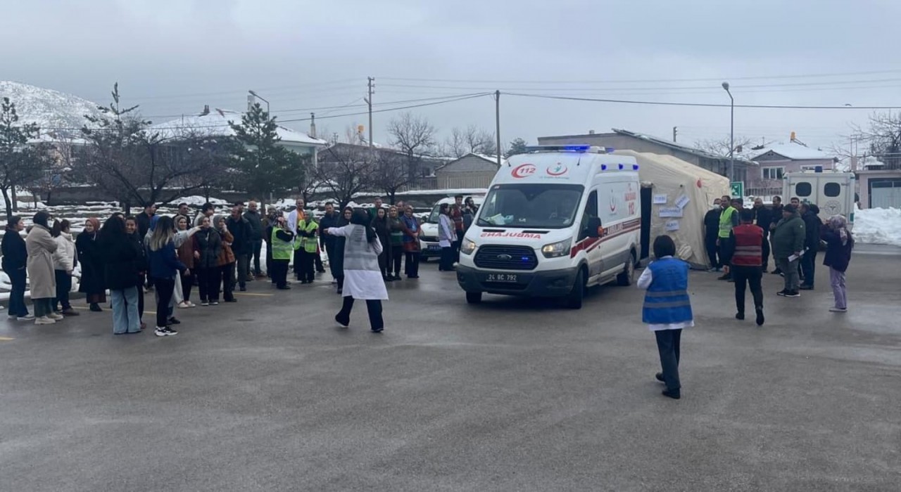 Üzümlüde deprem ve yangın saha tatbikatı gerçekleştirildi